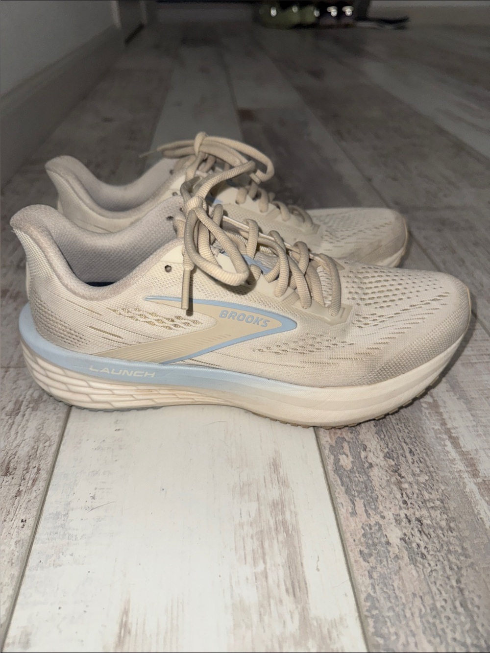 ✨ Brooks Women’s Launch 12 Size 8
Running Shoes in Light Beige w/Pale Blue Logo